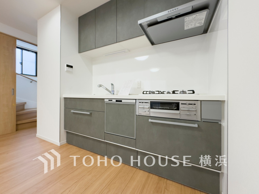 使い勝手の良い設備のキッチンで効率よくお料理もできます。食する料理に家族が舌鼓を打ち自然と笑いが絶えない空気感がそこに広がります。自慢の腕をふるってください。