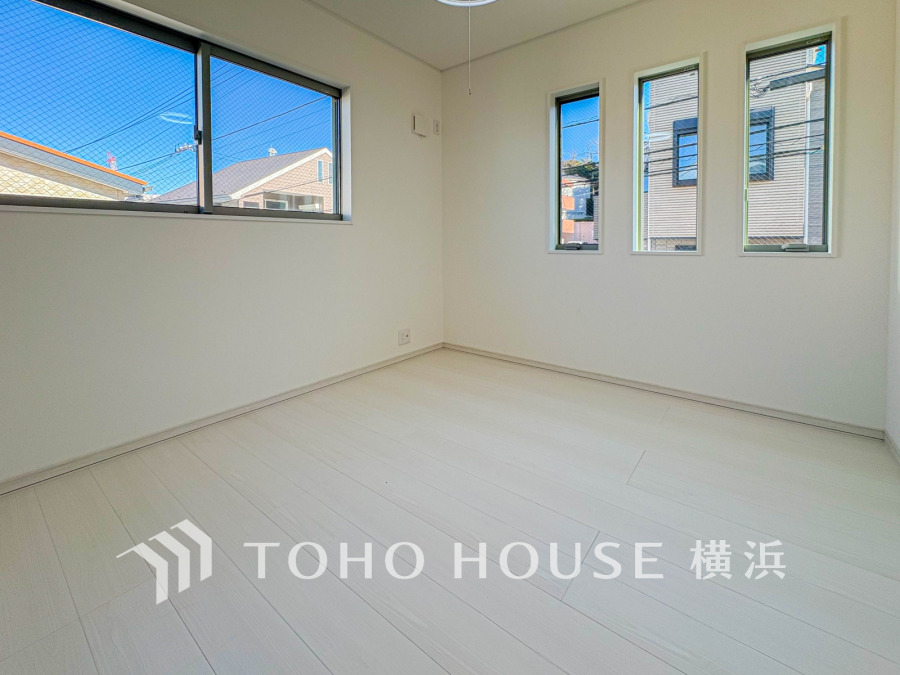 明るい光が差し込む、シンプルで清潔感あふれる洋室。多窓設計で通風も良好です。