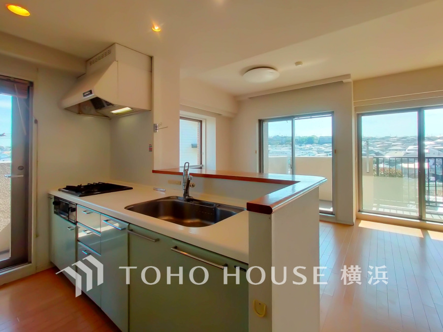 機能性とデザイン性を兼ね備えたシステムキッチン。リビングとの一体感も考慮され、美しい空間が実現。
