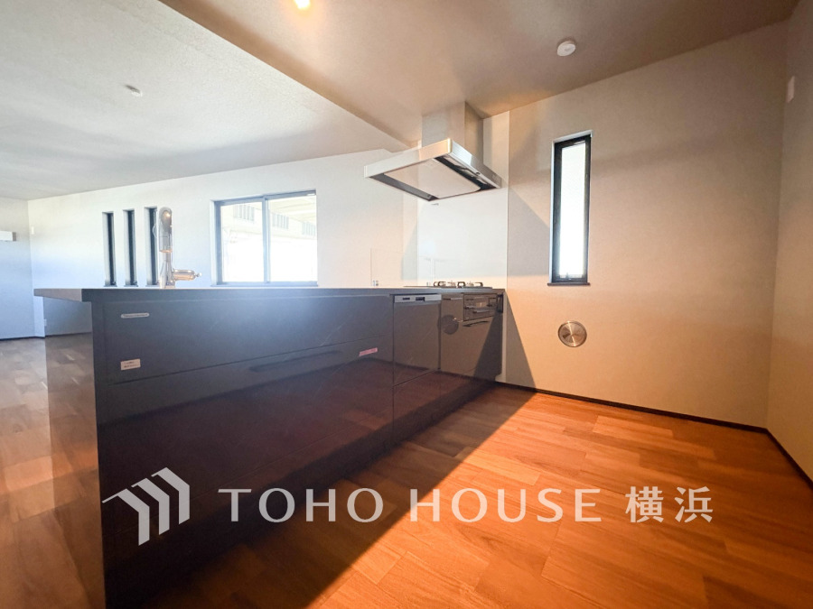 使い勝手の良い設備のキッチンで効率よくお料理もできます。食する料理に家族が舌鼓を打ち自然と笑いが絶えない空気感がそこに広がります。自慢の腕をふるってください。