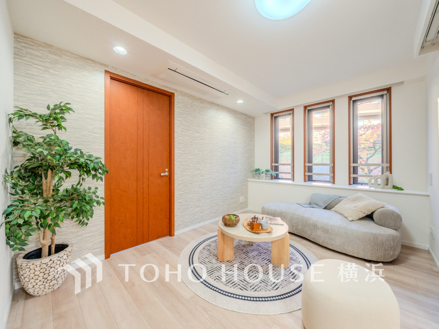 やわらかな陽射しがふりそそぎ、室内に開放感と爽快感をもたらします。