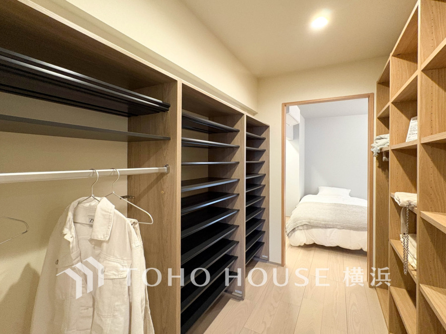 2部屋からアクセスできる大きなウォークスルークローゼット。たっぷりと収納できるよう広めに設計。見やすく取り出しやすい、機能的で使い勝手のよい収納スペースです。