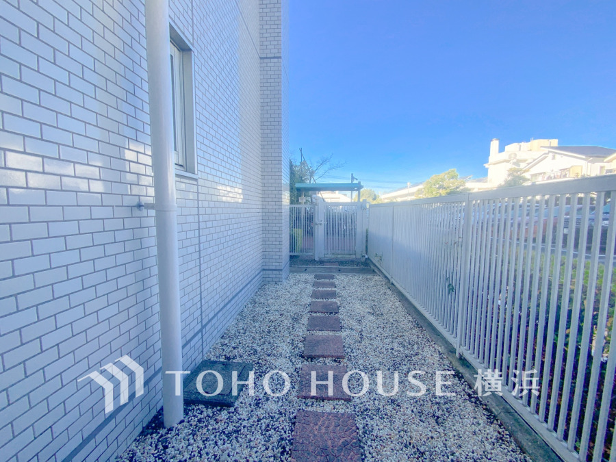 こちらは玄関へのアプローチ。居住者の帰り、訪れる方を優しく迎え、やすらぎに満ちた生活空間を予感させる。健やかな暮らしを楽しめそう。