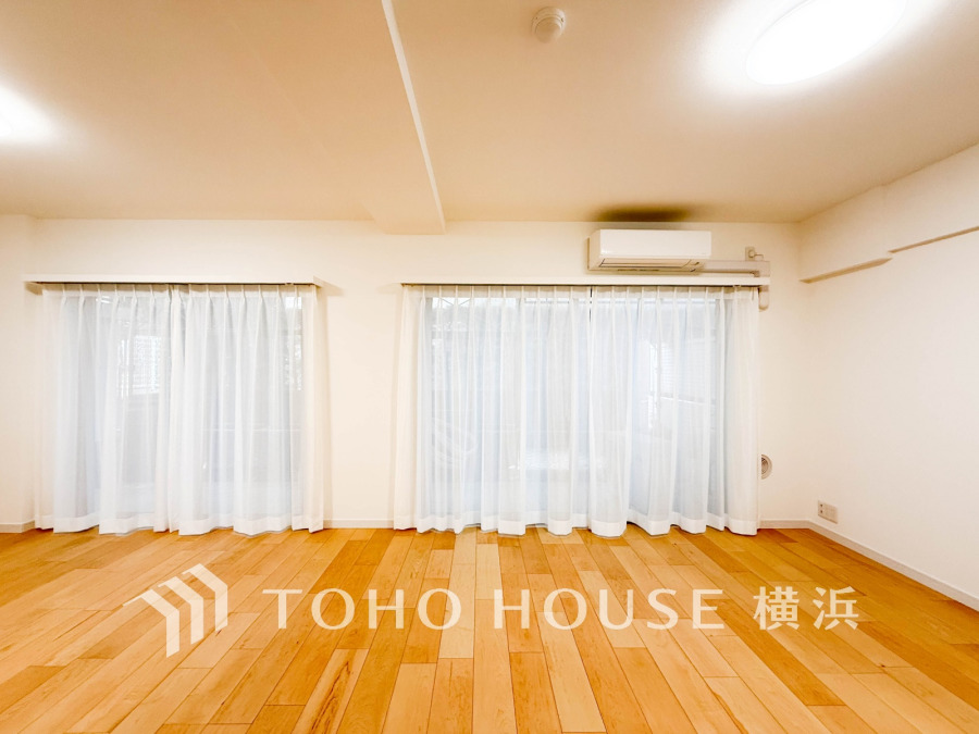 【2026年3月撮影】家族の集うLDKは広々18.5帖。広く取られた窓からたっぷりと光が入る明るい空間です。
