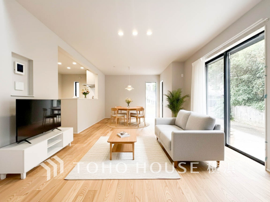 光と風が溢れる開放的なLDKには、自然と家族みんなが集まってきます。明るく穏やかな空気が流れるこの場所は、豊かな寛ぎと笑顔の団欒を守ってくれることでしょう。(家具・調度品はAI加工によるイメージです)