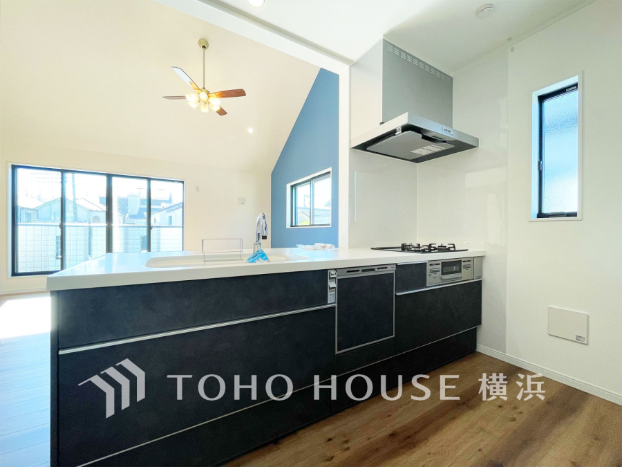 開放的な対面キッチンは、リビングで寛ぐご家族と会話をしながらお料理が出来ます。