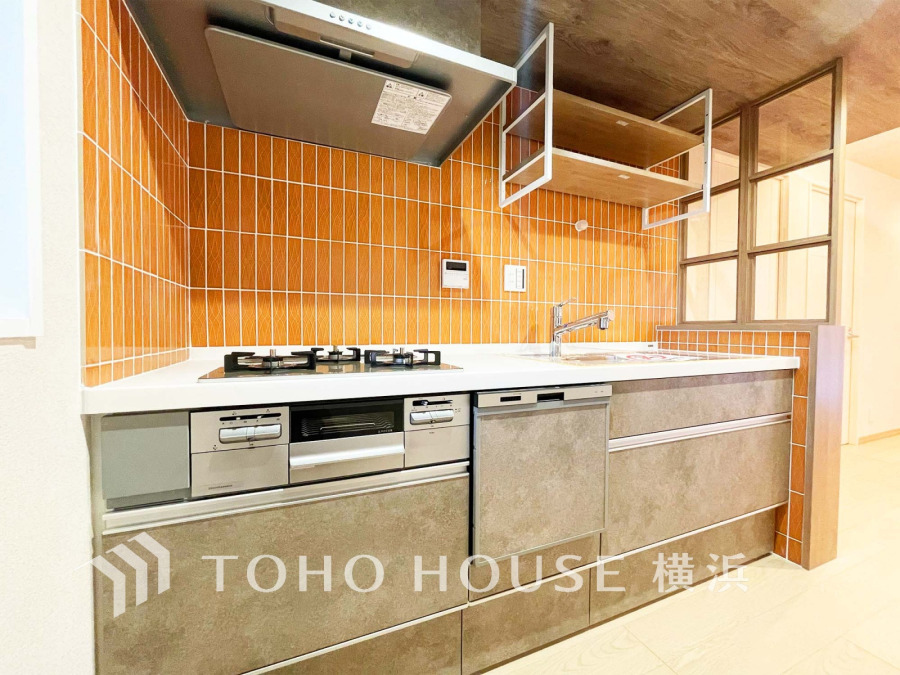 多彩な機能と洗練された美しいデザイン、細やかな優しさが毎日を演出します。プライベートスペースを彩るインテリアとしての美と、快適な日常を支える機能性と強さが一つになったキッチン。