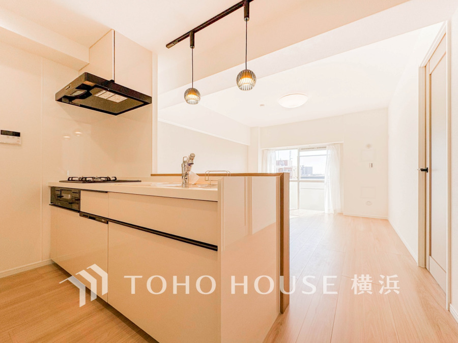 開放感あふれる対面キッチン。食洗機、浄水器付きです。