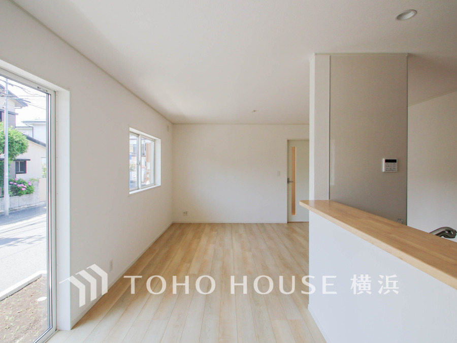 豊かな光が床材を照らしだすひと時、この場所には落ち着きと上質な空気感が流れます。ご家族やお友達との時間など、多くの時を刻む空間。何気なく過ぎる時でさえも上質なひと時となる快適な空間を目指して。