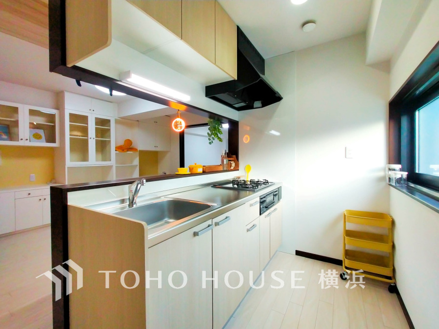 明るい窓辺と対面式カウンターが魅力のキッチン。収納豊富で家事がスムーズに進みます。