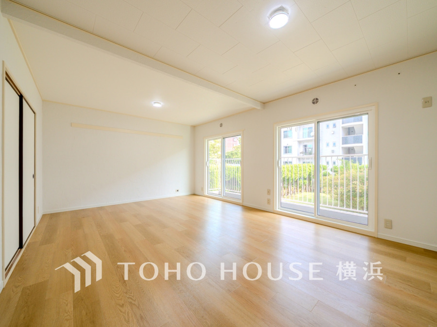 広く取られた窓からたっぷりと光が入る明るい空間。伸びやかに、ゆったりと家族団らんの時間を過ごせます。
