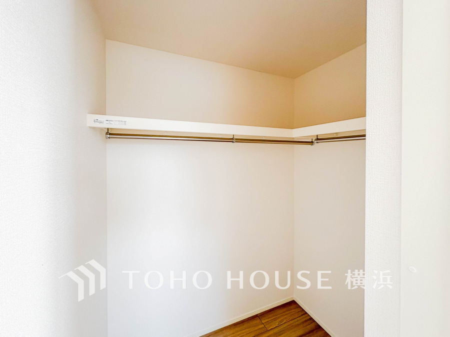 十分な収納力を備えたウォークインクローゼット。衣類をすっきり整理できる快適な空間です。