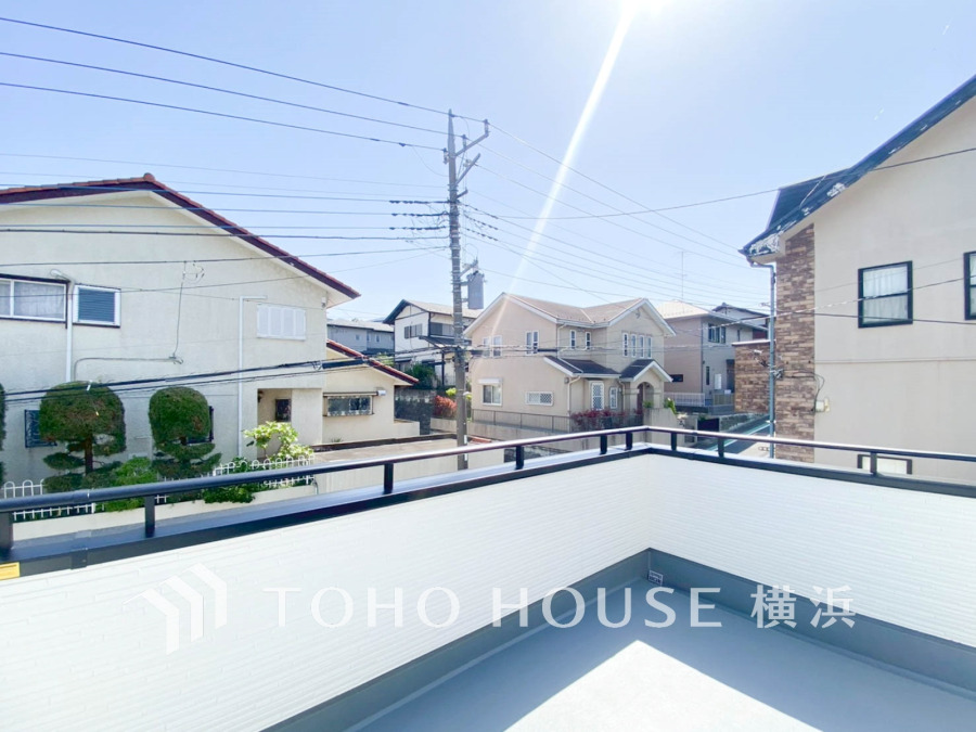 この開放感ある眺望と共に閑静な住宅街の季節感を演出する四季折々の変化を楽しめる心地よい場所となることでしょう。