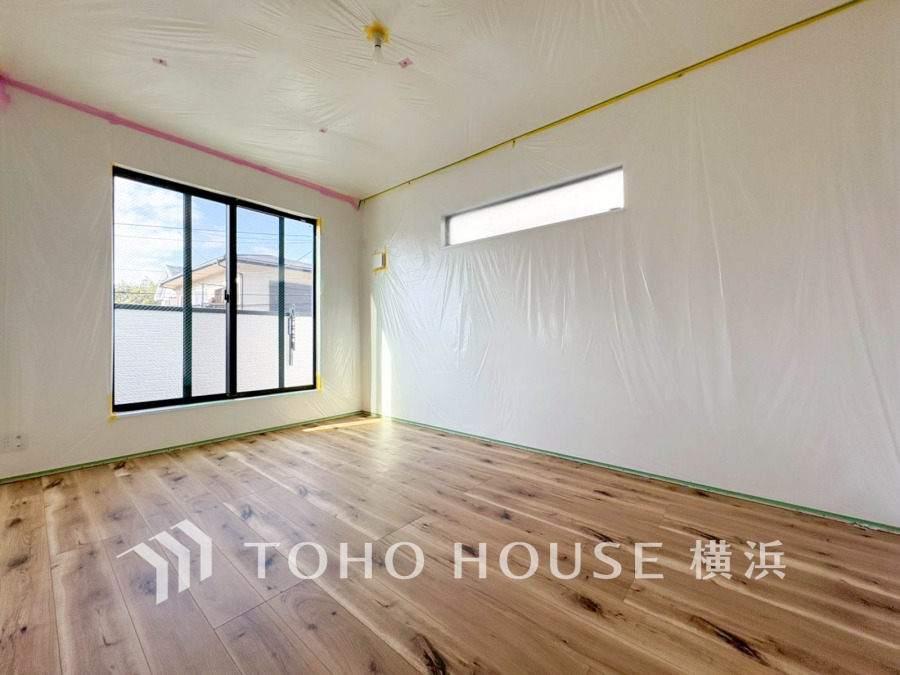 【2025年11月撮影】明るい自然光が差し込む、温かみのある木目調フローリングの居室。広々とした空間で快適な生活が叶います。