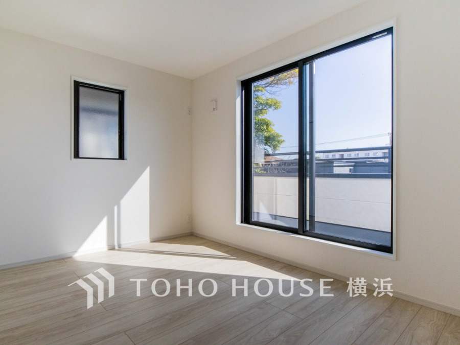 大きな窓から自然光がたっぷり差し込む明るい空間。シンプルで使いやすいデザインの居室です。