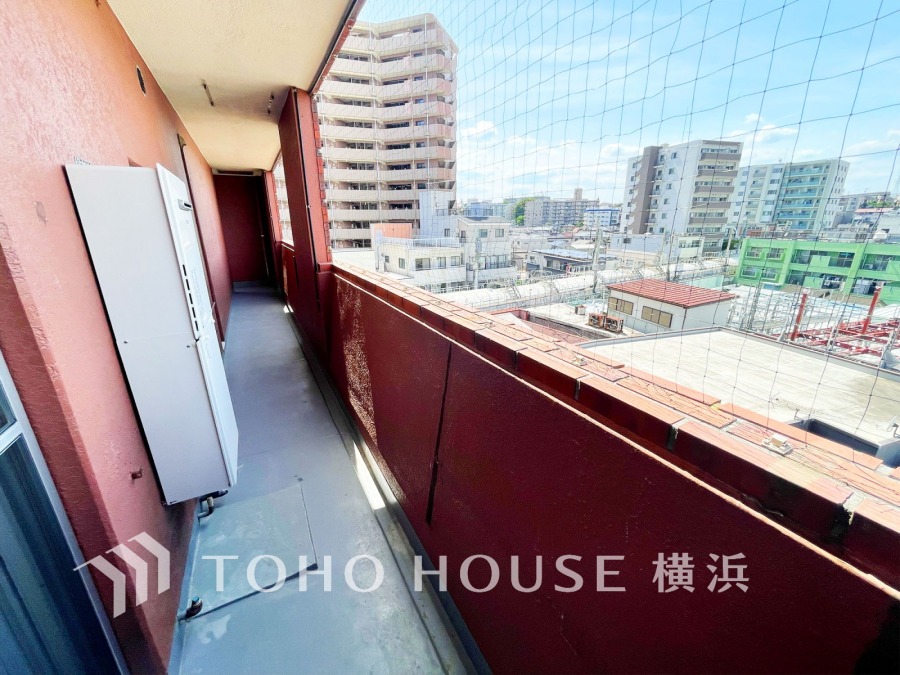 たっぷりの陽光が差し込む南向きのバルコニー。周辺には陽射しを遮る高い建物がなく、太陽の恵みを存分に享受できます。爽やかな風と暖かな陽射しが紡ぐハーモニーが日々の暮らしのBGMに。