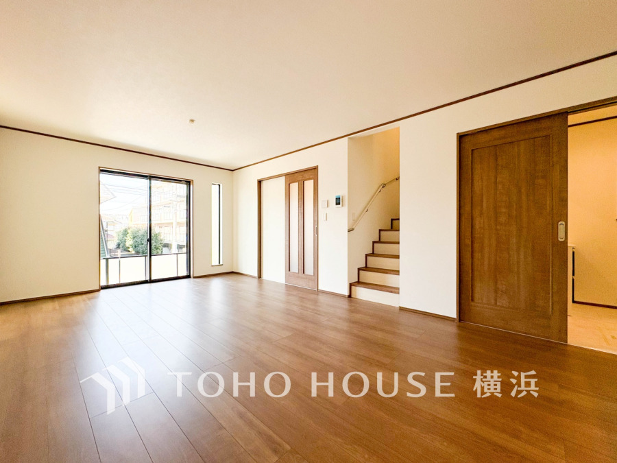 広々としたリビングは、シックでモダンな内装。落ち着いた雰囲気に包まれて、伸びやかな空間の中で、ゆったりと家族団らんのひとときを過ごせます。