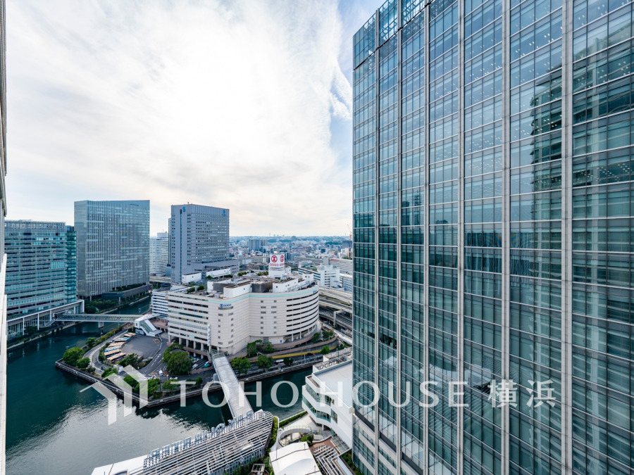 【横浜】の街の風景を広く一望できる魅力の眺望は、開放的でお住まいの価値の一つでもあります。朝も昼も夜も異なった表情を見せる街の風景は、心豊かな毎日を彩ってくれることでしょう。