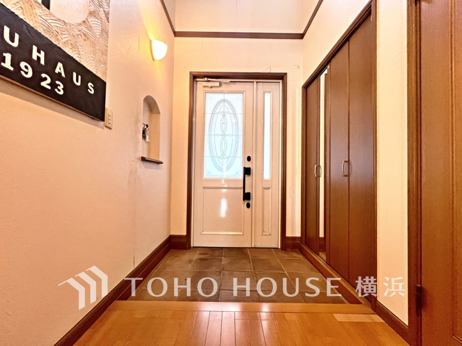 お客様をお迎えする玄関は落ち着いた雰囲気。帰り着くたびに洗練されたテイストの空間に迎えられ誇りと喜びを感じる玄関まわりです。