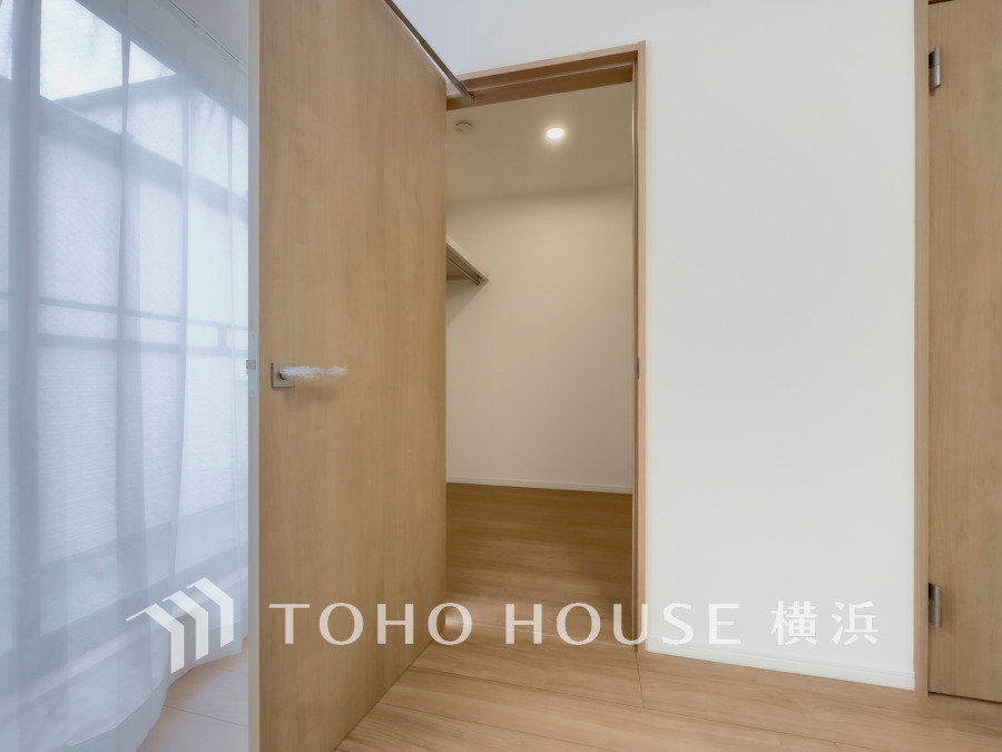 洋服やバッグなどかさばる物を大量に収納できるWIC完備。タンスなどの収納家具を置かずに済むので、お部屋を丸ごと使えてスッキリ♪