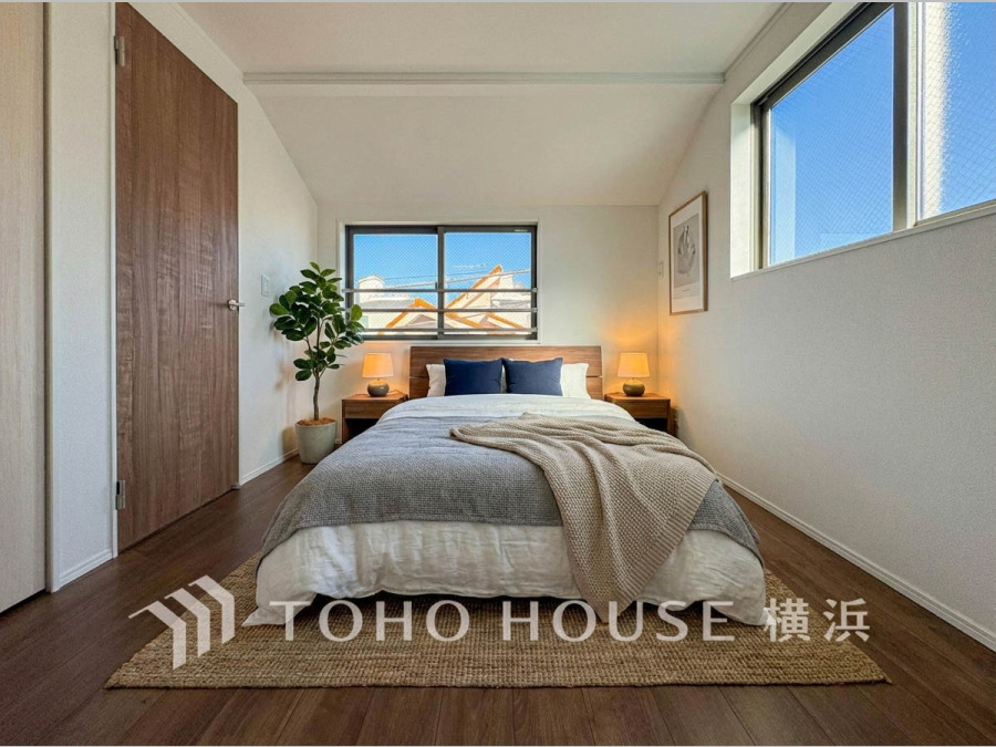 プライベートルームにはやさしい光が射し込んでいて、この明るい好みの空間で読書をしたり、音楽を聞いたりと一人の時間も充実したものにできます。（家具・家電・装飾品はAI画像です）