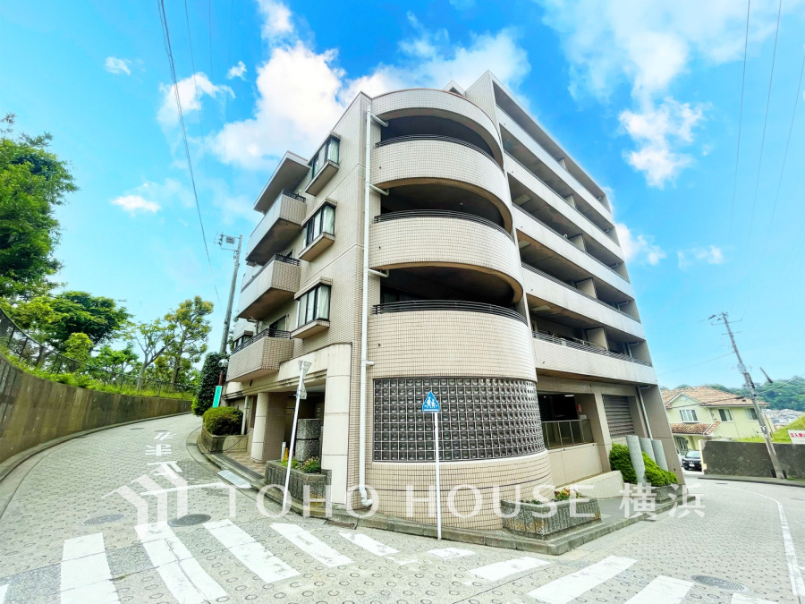 公園が身近な穏やかな高台立地。角地で開放感があり、日当たり良好です。