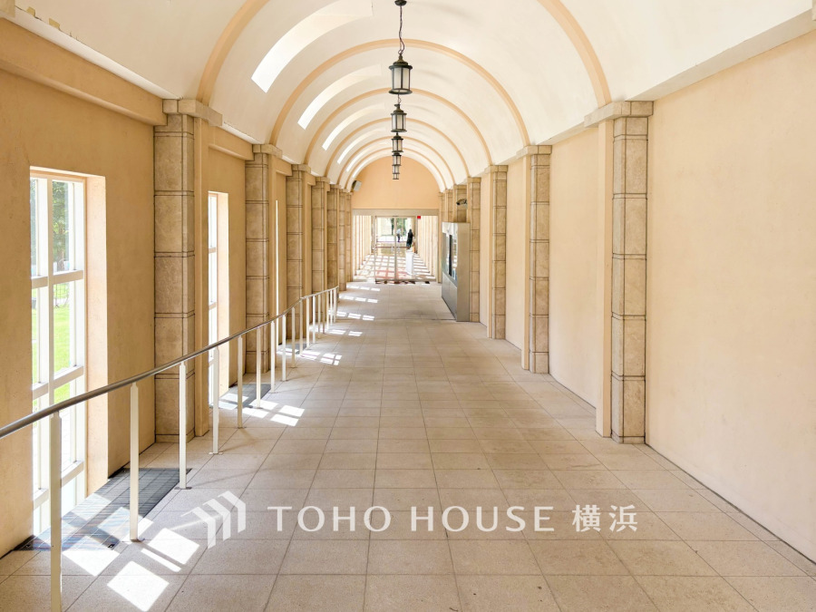 明るい自然光が差し込むアーチ型天井の開放的な共用廊下。上質なデザインが住まいの品格を高めます。