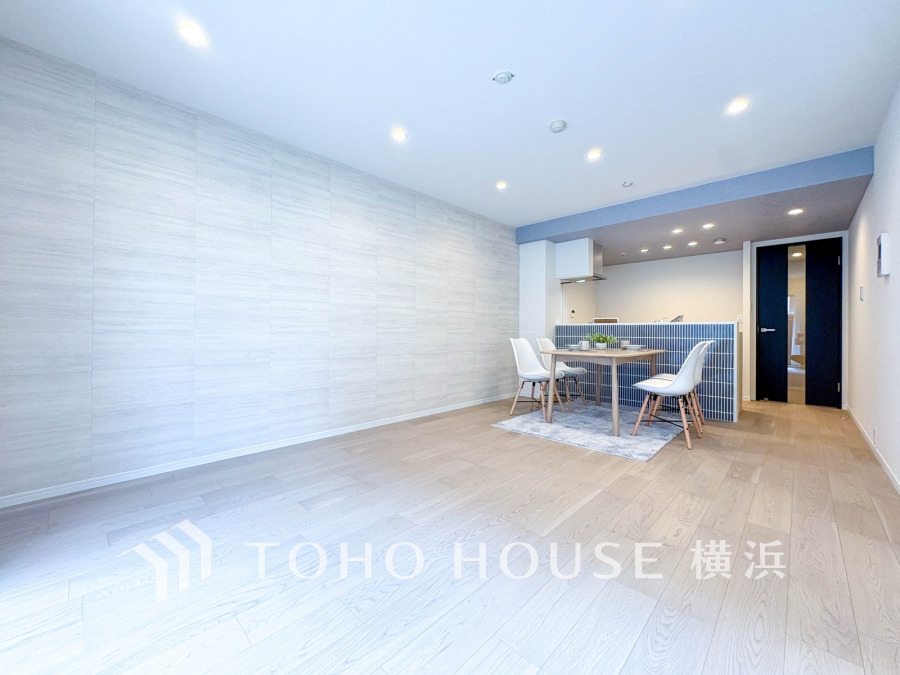 柔らかな色合いのフローリングと清潔感の溢れるクロスが明るい空間を創り出しているリビングダイニング。家具・小物は販売価格に含まれません。