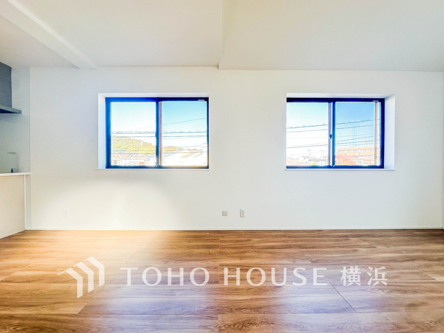 明るく開放的な空間が広がるLDK。室内には豊かな陽光が注ぎ込み、爽やかな住空間を演出。
