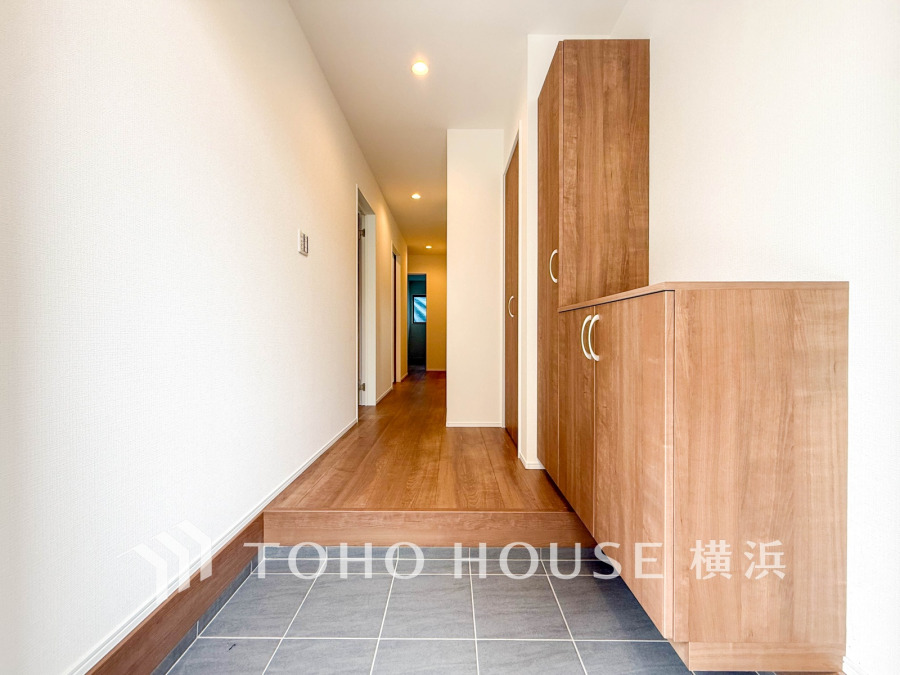 居住者の帰り、訪れる方を優しく迎え、やすらぎに満ちた生活空間を予感させる。健やかな暮らしを楽しめそう。