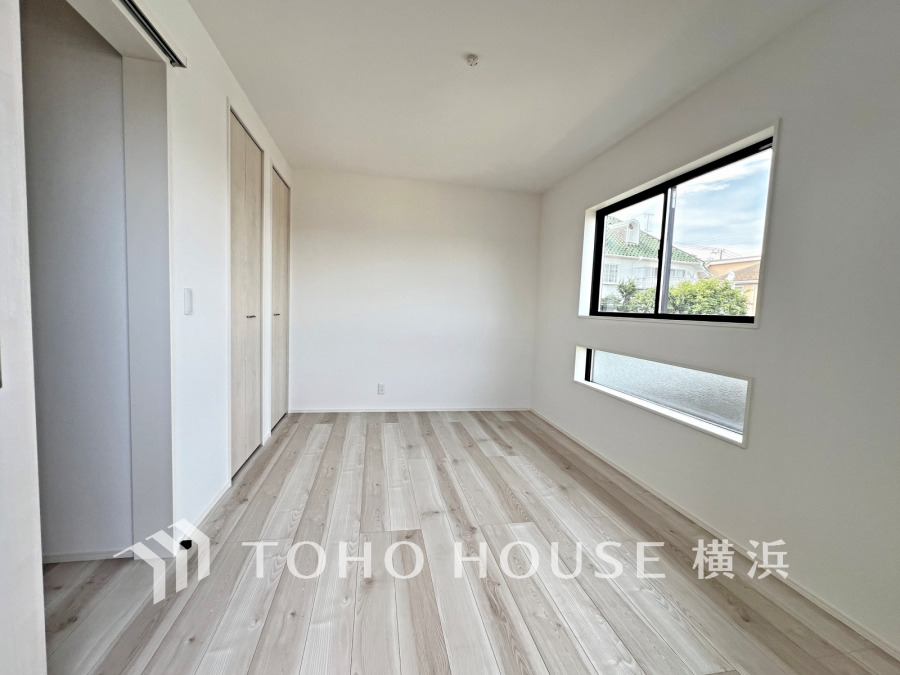 窓からたっぷりと陽光が注がれる明るい空間。家族の成長に対応できる永住仕様の間取り。時を忘れて過ごす場所として過ごせるお部屋。
