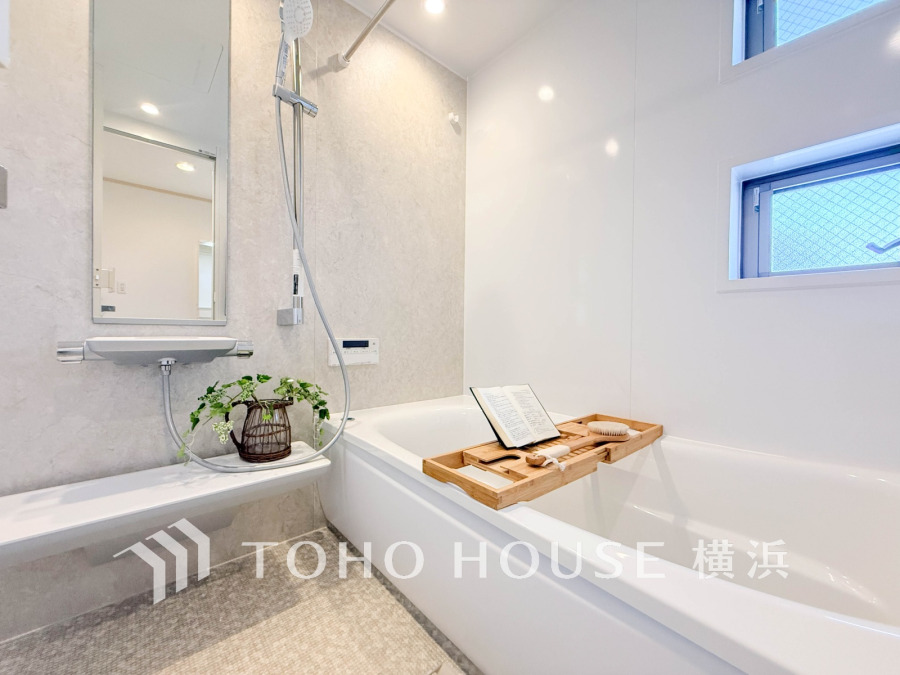 窓付きで採光・通風良好の明るいバスルーム。心地よいリラックスを叶える美しい空間です。
