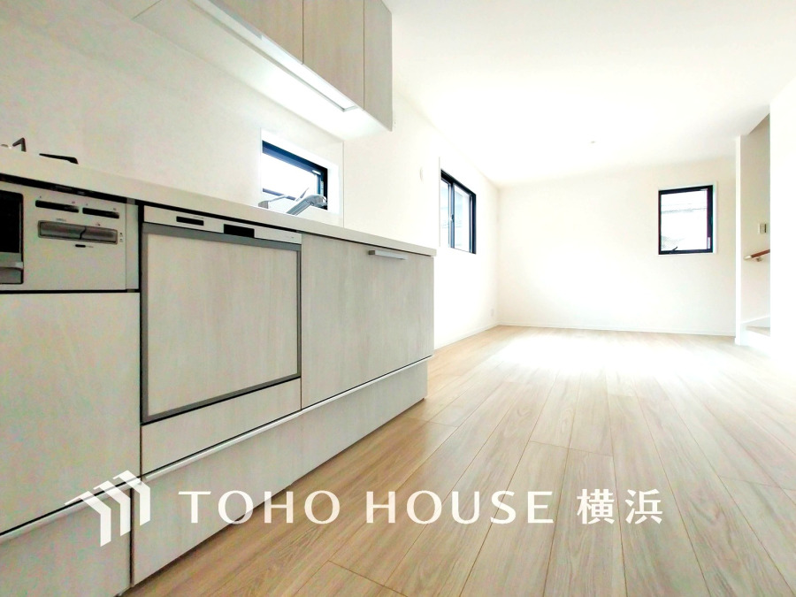 内装の主役でもあり、日常活躍する重要な水回りでもあるからこそ機能性・デザイン性に力を入れております。お手入れのしやすいシステムキッチンを採用しております。