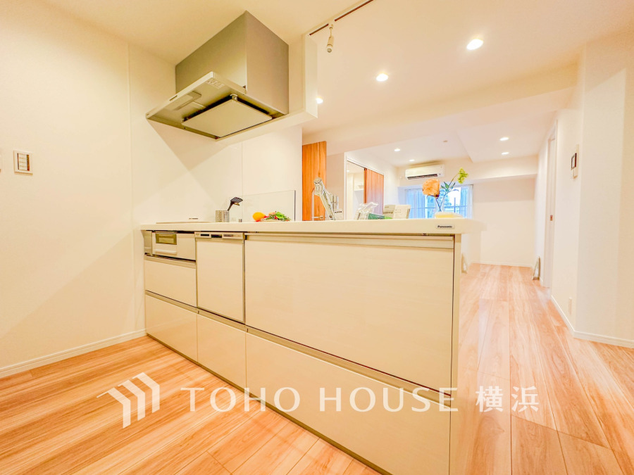 開放的な対面キッチン。収納充実で作業しやすく、家族との会話も楽しめる快適な空間です。