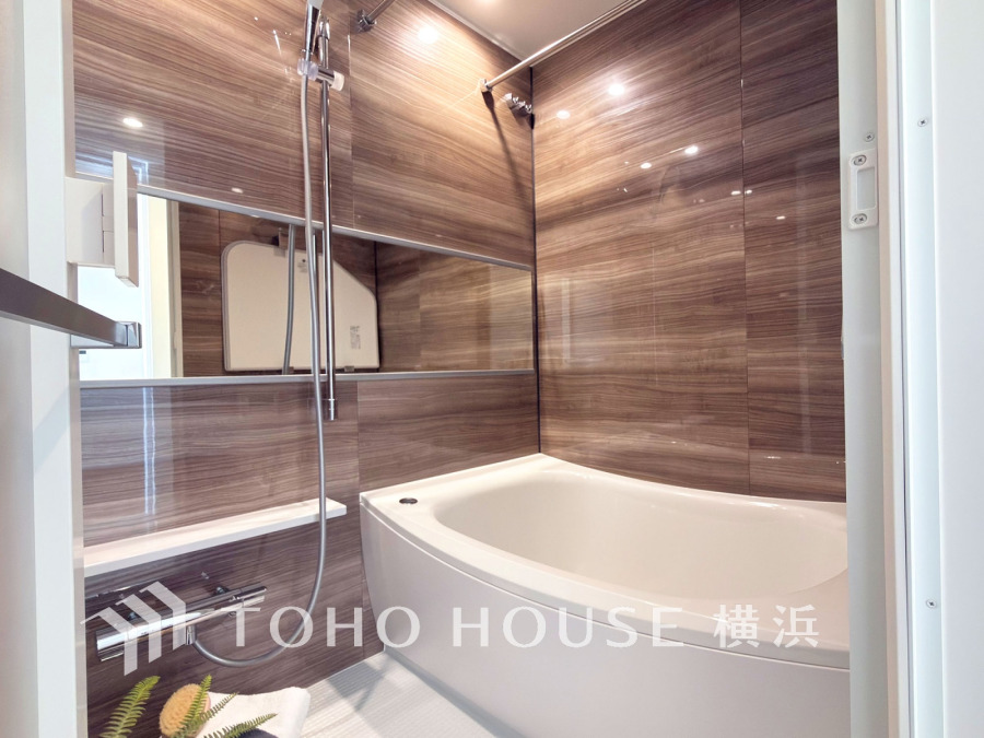 上質が感じられる質感とカラーリングで、清潔な空間美を実現。一日の疲れが癒される優雅なバスタイムを堪能できるゆとりあるバスルームです。