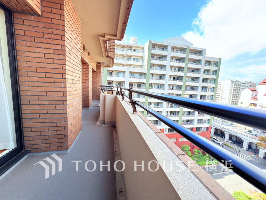 3面のワイドバルコニーから光と風を取り込む開放的な角住戸です。