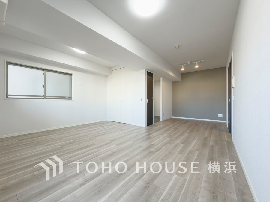 広々としたリビングダイニングは、シックでモダンな内装。落ち着いた雰囲気に包まれて、伸びやかな空間の中で、ゆったりと家族団らんのひとときを過ごせます。