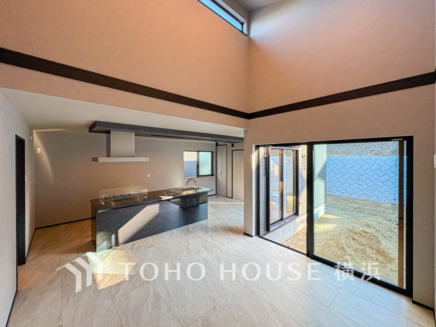 明るく開放的な空間が広がるLDK。室内には豊かな陽光が注ぎ込み、爽やかな住空間を演出。ホームパーティーでもゲストと一緒に料理を楽しみながら楽しい時間を過ごせそう。