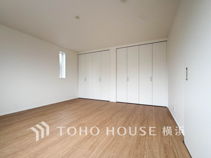 たっぷりの収納を備えた洋室。プライベートな自分時間を快適に過ごせるお部屋です。
