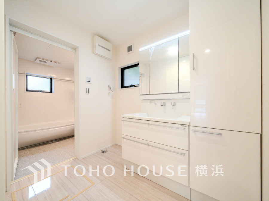 一日の始まりと終わりを心地よく演出し、多彩な機能が備えられたパウダールーム。心地よいリフレッシュ空間。清潔感ある洗面台は、身だしなみチェックや肌のお手入れに。