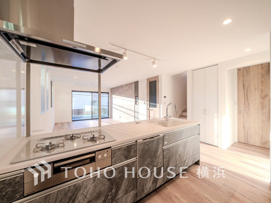 開放感ある対面キッチンは、家族との会話も弾む快適な空間。収納豊富で使い勝手も抜群です。