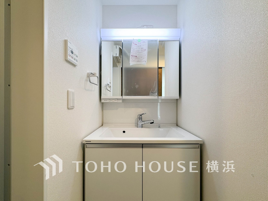 使いやすい機能が備えられた清潔感溢れる洗面空間。収納も充実しています。
