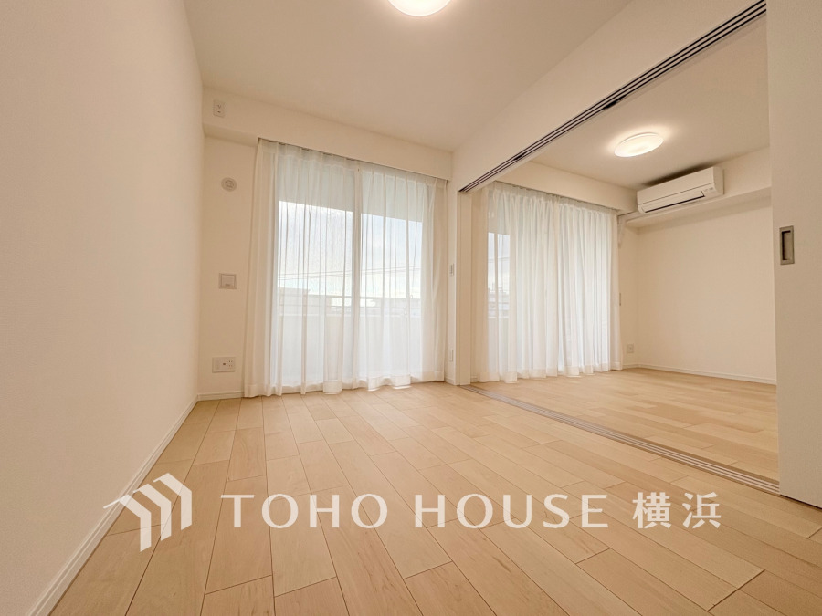 大きな窓からは快適な光を取り入れ、通気性能を上げる事で居心地の良い空間を演出します。多くの時間を過ごす住まいだからこそ、いつも快適な場所であるように心掛けています。