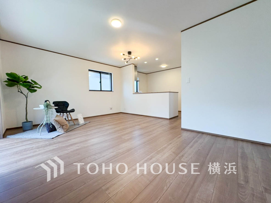 開放的な広さと2面採光がもたらす、光溢れ豊かな居住空間はこの住まいのクオリティを感じさせてくれます。豊かな時間が流れるこの場所に暮す喜び
