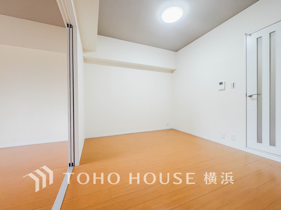 穏やかな時間の流れを楽しみ、寛ぎと笑顔が溢れるリビング。会話を楽しみ、ご家族の何気ない日常にいつもあたたかな幸せの花を添えます。