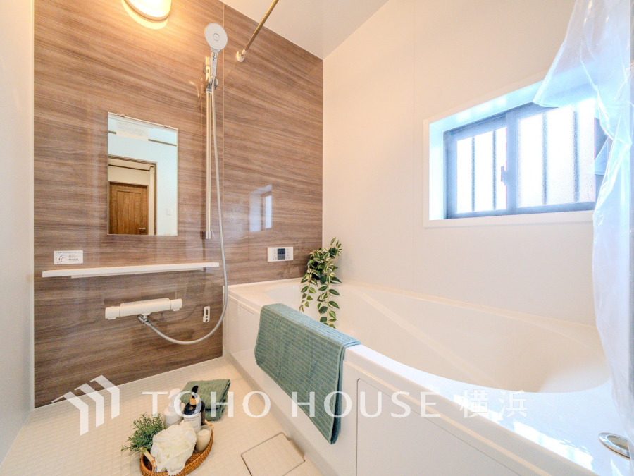 上質が感じられる質感とカラーリングで、清潔な空間美を実現。一日の疲れが癒される優雅なバスタイムを堪能できるゆとりあるバスルームです。