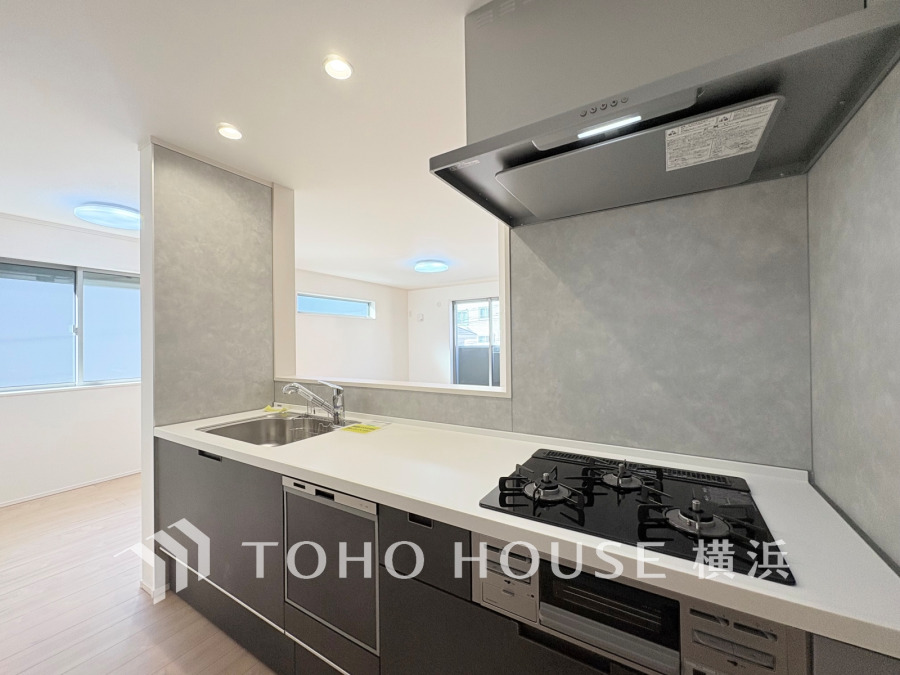 開放感あふれる対面キッチンは、明るい自然光が差し込み家族との会話も弾む快適空間です。