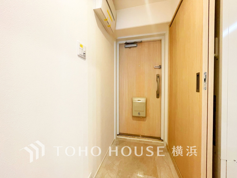 豊かなプライベートタイムへ誘うモダンテイストな玄関。デザインや素材が美しい調和を奏でている空間です。お客様をお迎えする玄関は落ち着いた雰囲気です。