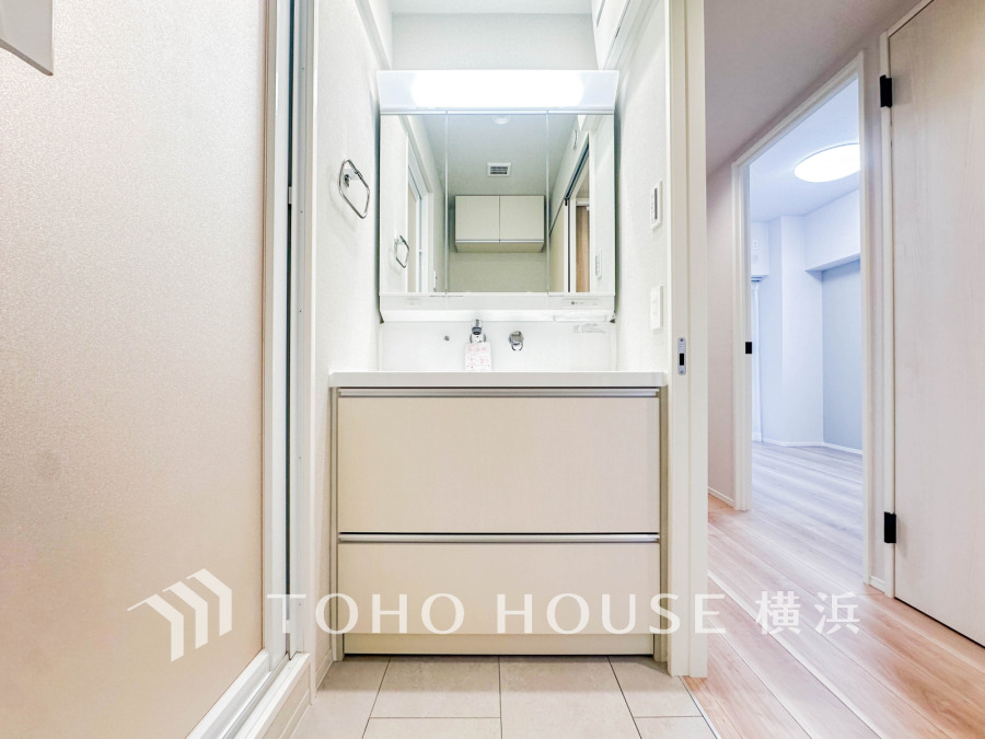 十分な大きさの洗面台は、身だしなみチェックや歯磨きなど、朝の慌ただしい時間でも余裕とゆとりを感じて頂けます。