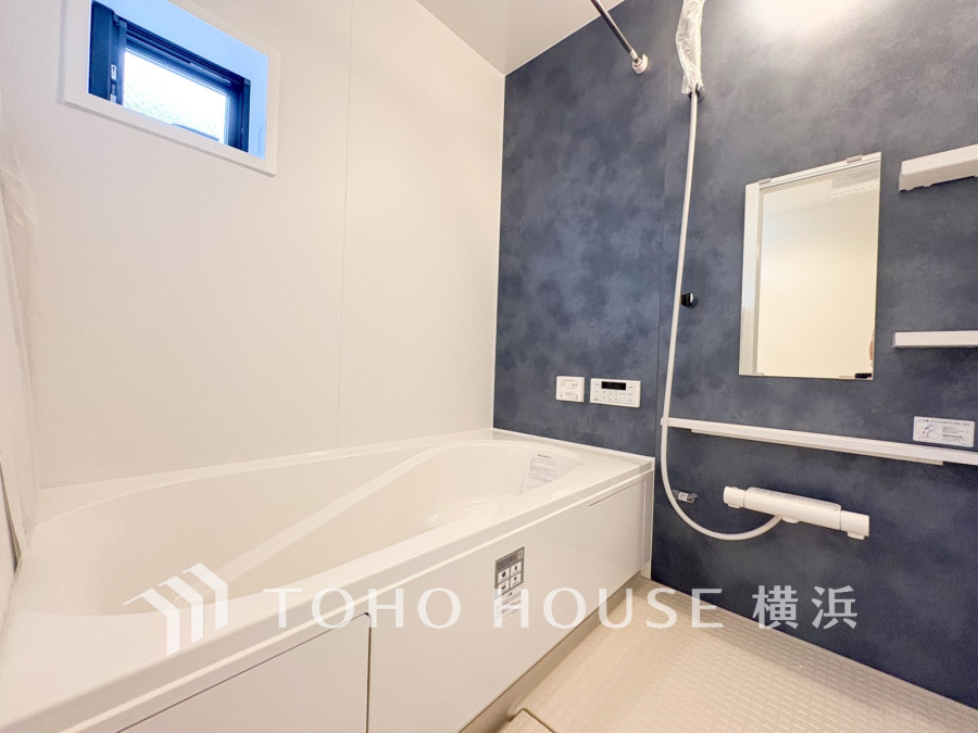 1日の疲れを癒すバスルームは、心地よいリラックスを叶える清潔感溢れる美しい空間です。心からゆったりと寛いでいただけるよう、ゆとりのスペースを確保してます。